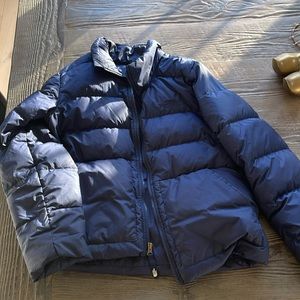 Gently worn size XL girls navy North Face puffer 550